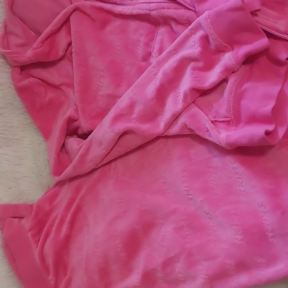 SKIMS pink velour tracksuit - Picture 5 of 12